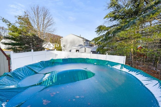 306 Rumonoski Dr, Northbridge, MA 01534