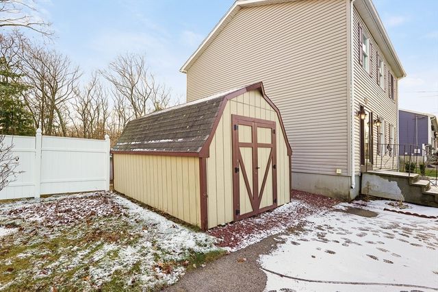 306 Rumonoski Dr, Northbridge, MA 01534