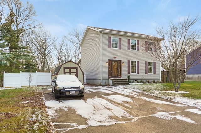 306 Rumonoski Dr, Northbridge, MA 01534