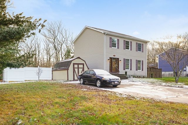306 Rumonoski Dr, Northbridge, MA 01534