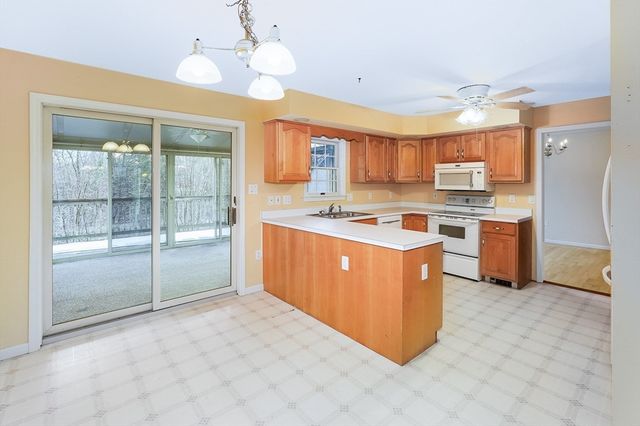 306 Rumonoski Dr, Northbridge, MA 01534
