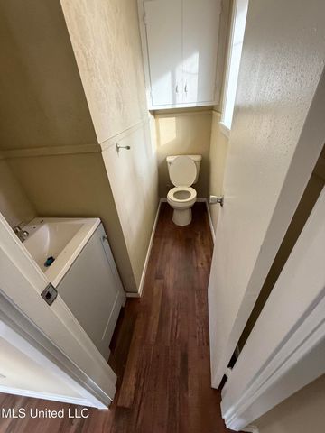 1027 Woodville Drive, Jackson, MS 39212