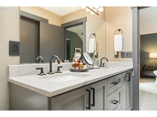 4340 Sw VACUNA St, Portland, OR 97219