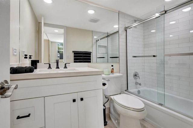9720 S Hollybrook Lake Drive 204, Pembroke Pines, FL 33025