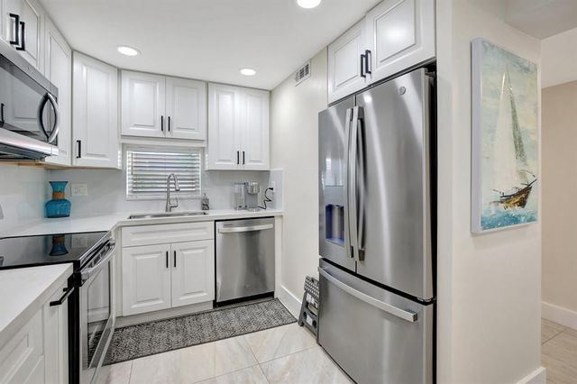 9720 S Hollybrook Lake Drive 204, Pembroke Pines, FL 33025
