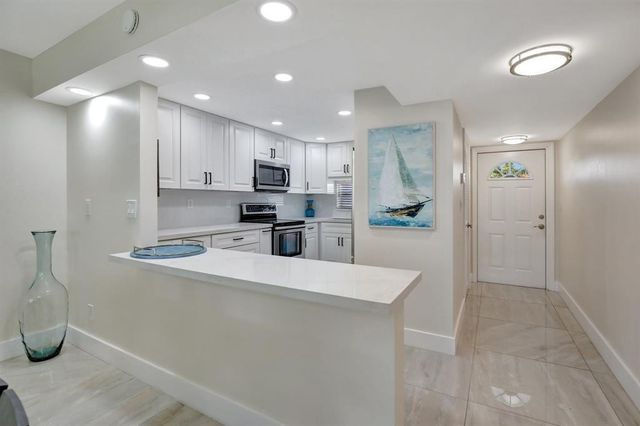 9720 S Hollybrook Lake Drive 204, Pembroke Pines, FL 33025