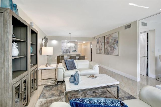 9720 S Hollybrook Lake Drive 204, Pembroke Pines, FL 33025