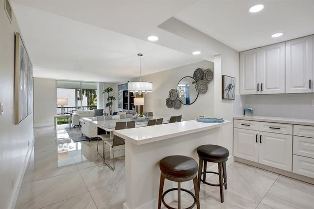 9720 S Hollybrook Lake Drive 204, Pembroke Pines, FL 33025