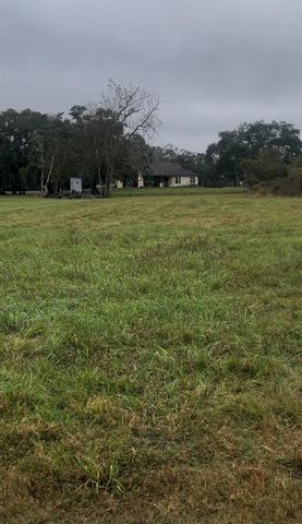 562 Mill Road, Angleton, TX 77515