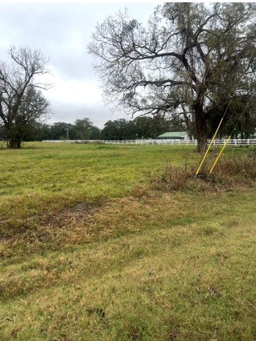 562 Mill Road, Angleton, TX 77515