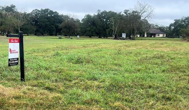 562 Mill Road, Angleton, TX 77515