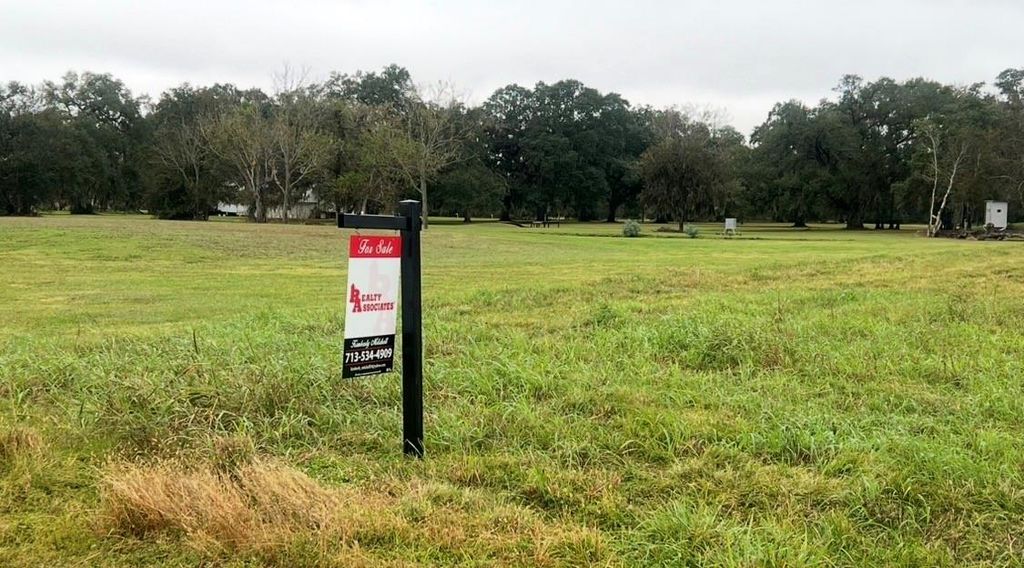 562 Mill Road, Angleton, TX 77515