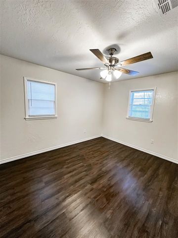 2302 NW 38th Place, Lawton, OK 73505