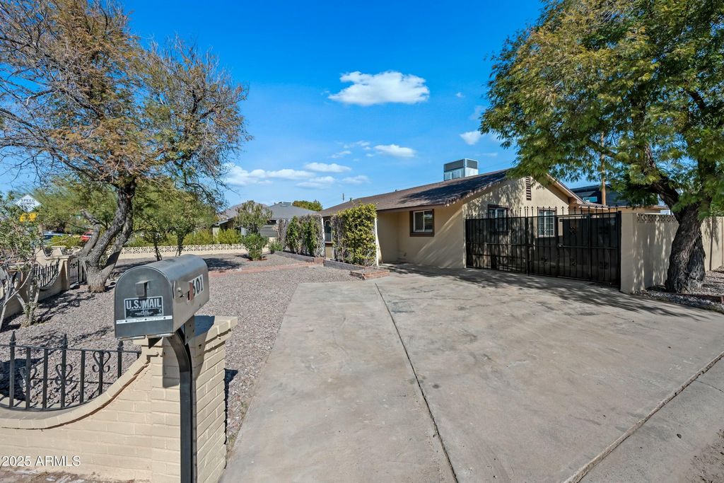2601 N 51st Street, Phoenix, AZ 85008