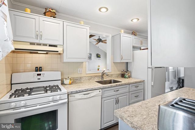 300 W 3RD AVE, Barrington, NJ 08007