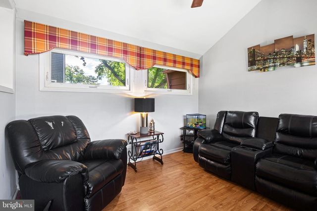 300 W 3RD AVE, Barrington, NJ 08007