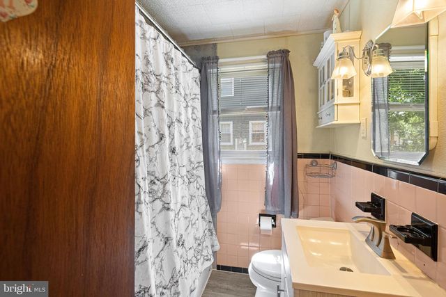 300 W 3RD AVE, Barrington, NJ 08007
