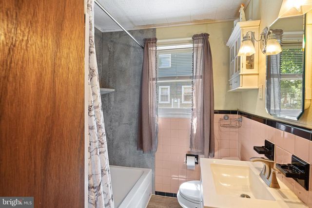 300 W 3RD AVE, Barrington, NJ 08007