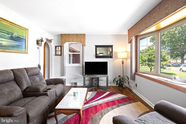 300 W 3RD AVE, Barrington, NJ 08007