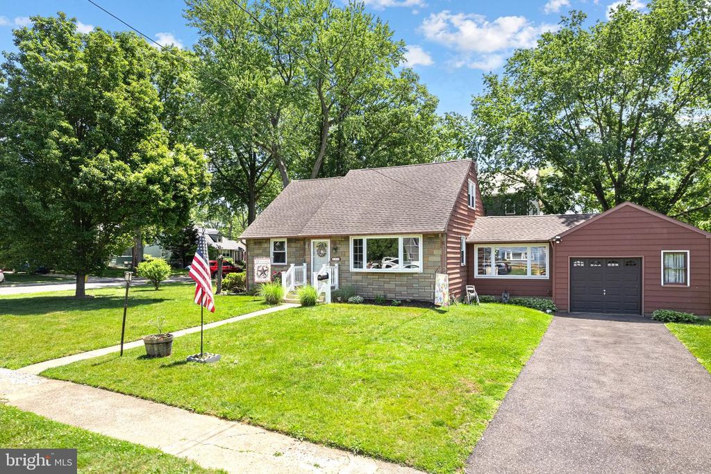 300 W 3RD AVE, Barrington, NJ 08007