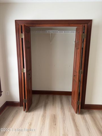 100 Fey Ct, Shepherdsville, KY 40165