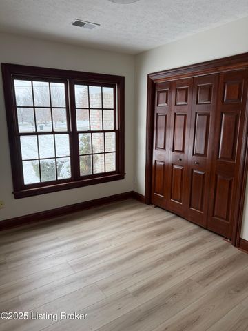 100 Fey Ct, Shepherdsville, KY 40165