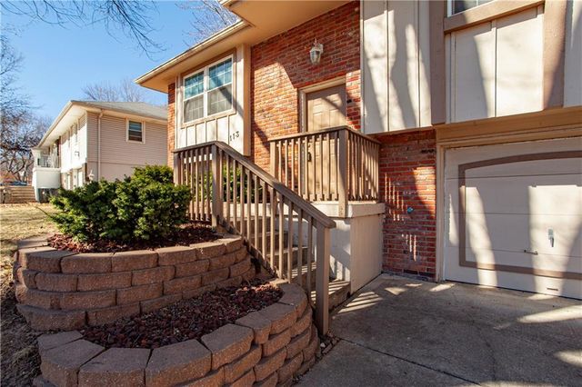 113 Sandstone Drive, Blue Springs, MO 64014