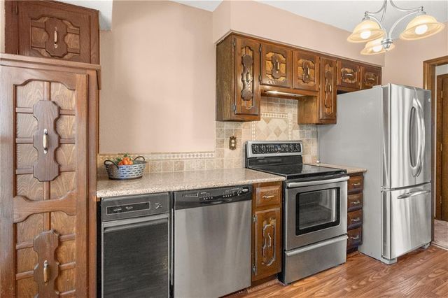 113 Sandstone Drive, Blue Springs, MO 64014