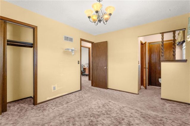 113 Sandstone Drive, Blue Springs, MO 64014