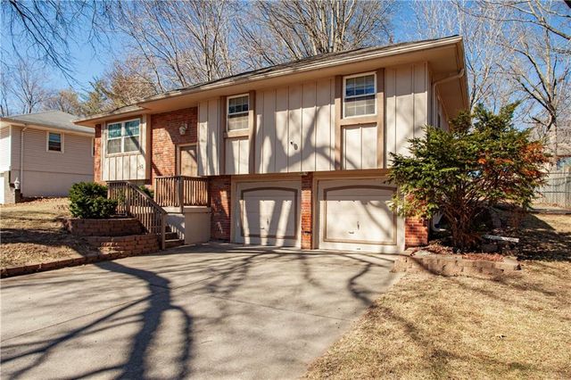 113 Sandstone Drive, Blue Springs, MO 64014