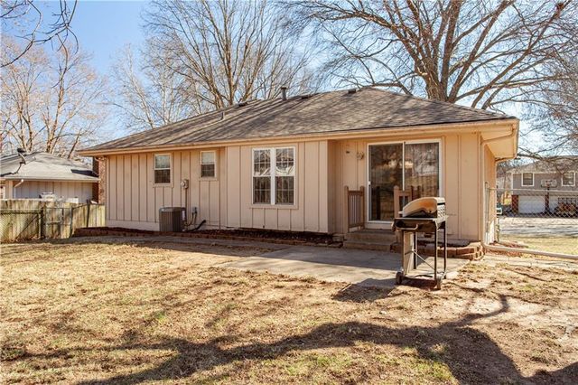 113 Sandstone Drive, Blue Springs, MO 64014