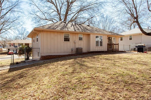 113 Sandstone Drive, Blue Springs, MO 64014