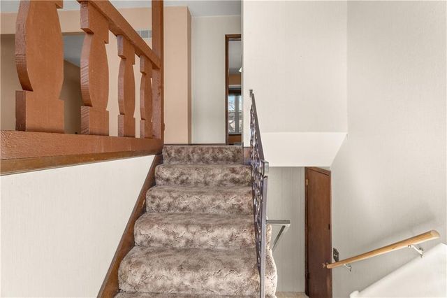 113 Sandstone Drive, Blue Springs, MO 64014