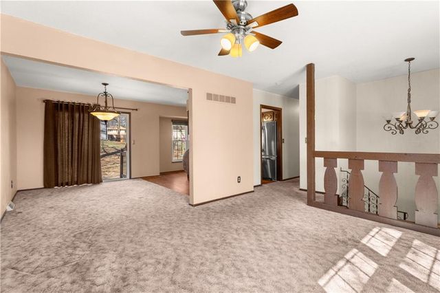 113 Sandstone Drive, Blue Springs, MO 64014