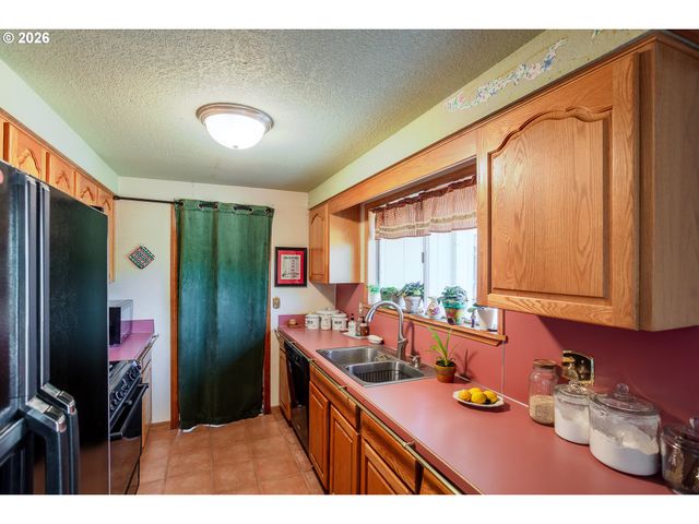 967 RAINBOW Dr, Springfield, OR 97477