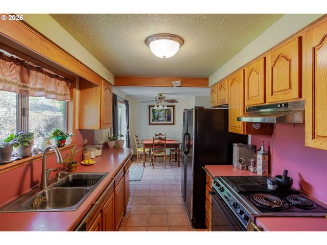 967 RAINBOW Dr, Springfield, OR 97477