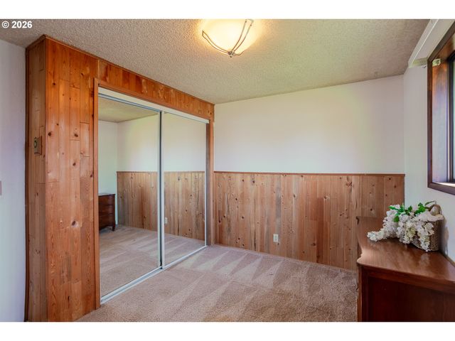 967 RAINBOW Dr, Springfield, OR 97477