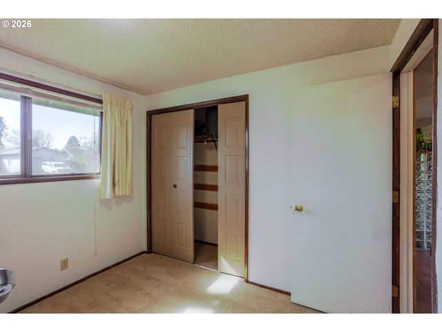 967 RAINBOW Dr, Springfield, OR 97477