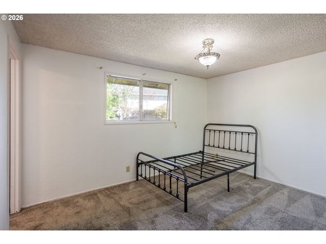 967 RAINBOW Dr, Springfield, OR 97477