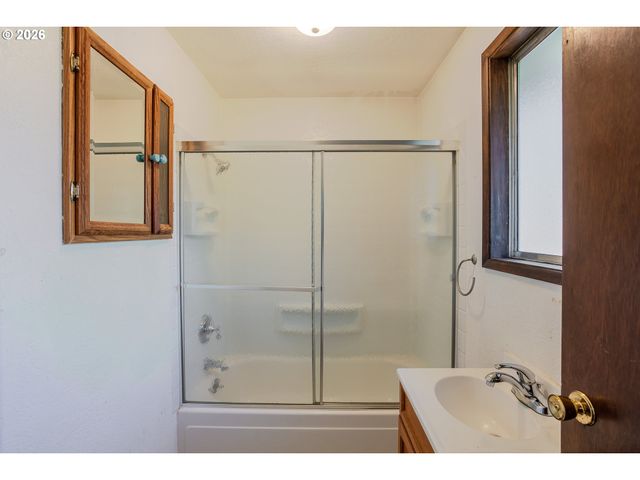 967 RAINBOW Dr, Springfield, OR 97477