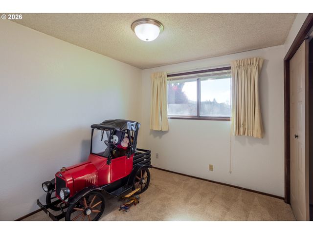 967 RAINBOW Dr, Springfield, OR 97477