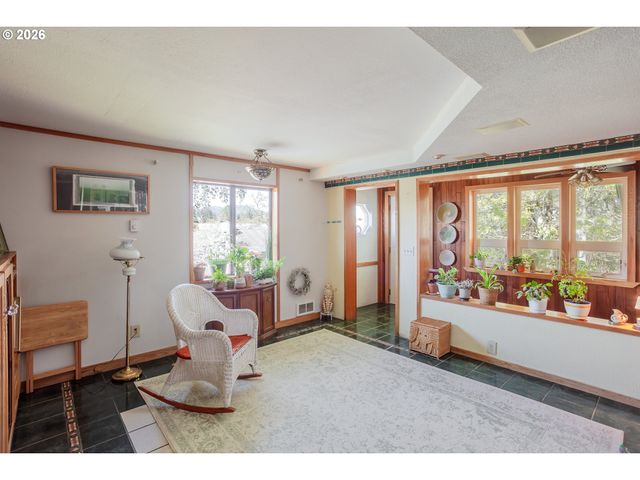 967 RAINBOW Dr, Springfield, OR 97477