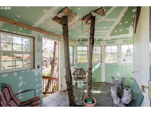 967 RAINBOW Dr, Springfield, OR 97477