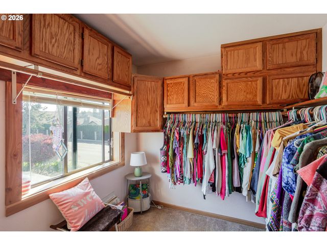 967 RAINBOW Dr, Springfield, OR 97477