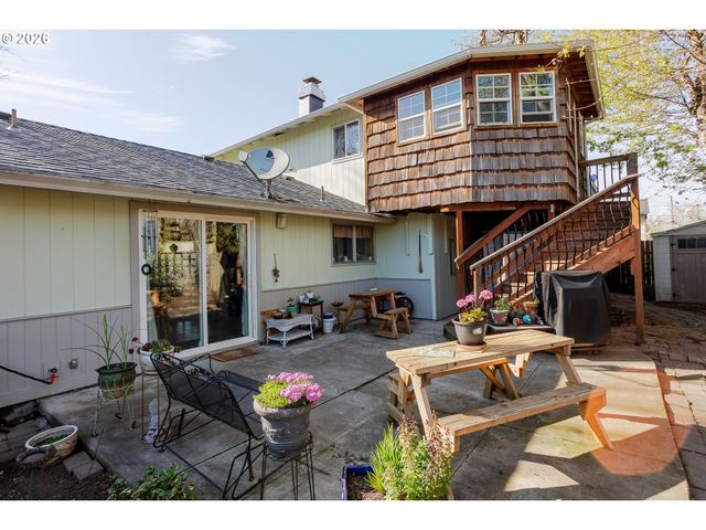 967 RAINBOW Dr, Springfield, OR 97477