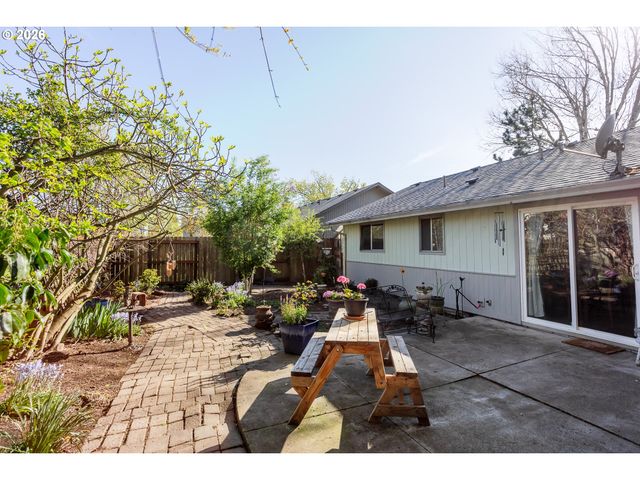 967 RAINBOW Dr, Springfield, OR 97477