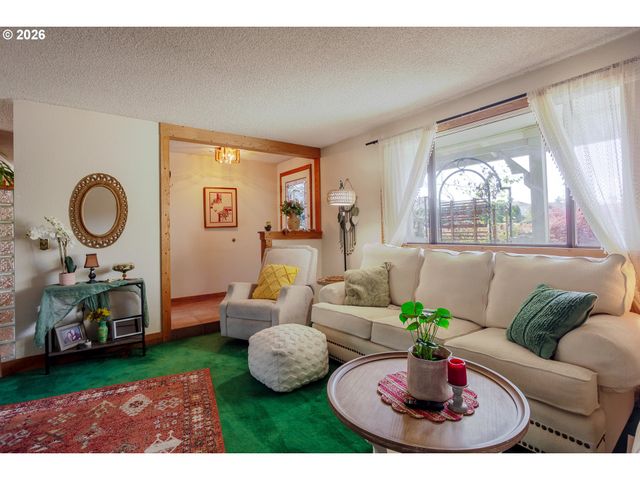 967 RAINBOW Dr, Springfield, OR 97477