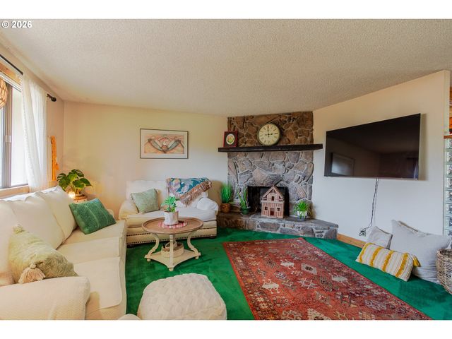 967 RAINBOW Dr, Springfield, OR 97477