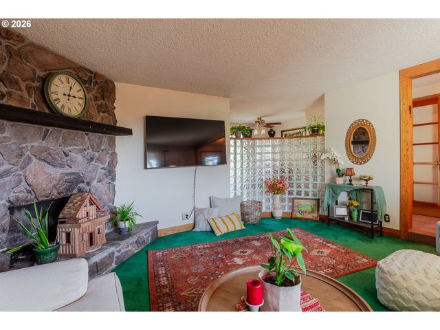 967 RAINBOW Dr, Springfield, OR 97477