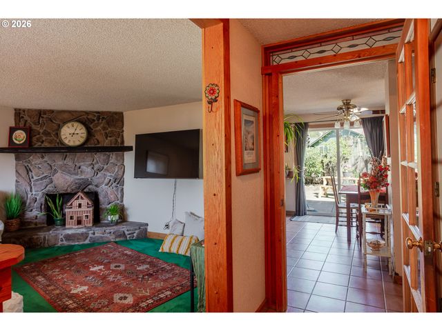 967 RAINBOW Dr, Springfield, OR 97477